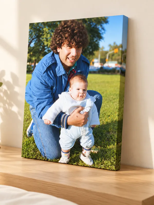 Cuadro de ecocuero sobre bastidor de madera, con la foto restaurada de un padre y su bebé