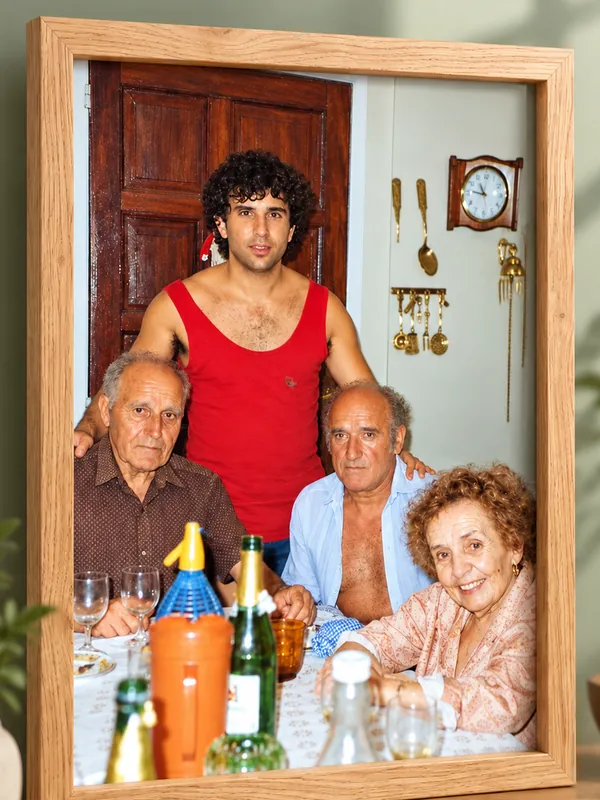 Cuadro con marco color madera, con la foto restaurada de una familia en la mesa